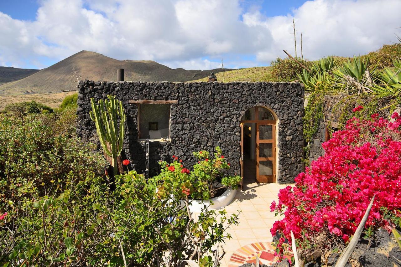 La Bodega - House On Volcano With A Piano Haria Exterior photo